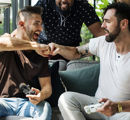 Friends enjoying video game together © Rawpixel.com