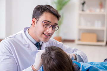 Obraz premium Patient visiting dentist for regular check-up and filling