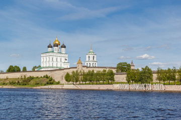 Fototapeta premium Trinity Cathedral on the bank of the Great River in Pskov