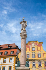 Fototapeta na wymiar Marienbrunnen am Karlsplatz in Neuburg an der Donau