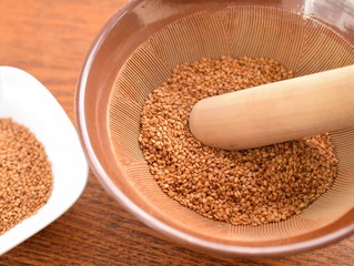 煎りゴマとすり鉢とすりこぎ棒