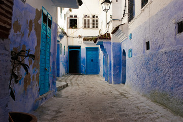 Fototapeta premium Spacerując po Starej Medynie, Chefchaouen, Błękitnym Mieście w północno-zachodnim Maroku