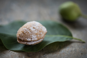 Nusskeks auf Nussblatt