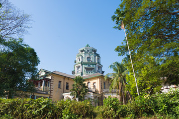 Fototapeta premium YANGON, MYANMAR - JAN 11, 2015 : Yangon old building architecture in Chinatown, Yangon, Myanmar