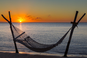 Hängematte am Strand vor dem Sonnenuntergang in Le Morne, Mauritius, Afrika.