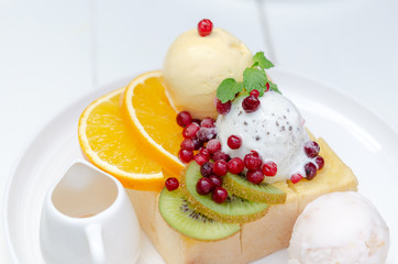 Honey Toast with ice cream and fruit