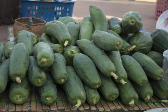 Green papaya /Papaya farmers are sold in the market.