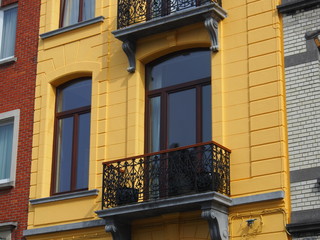 Frisch renovierte Altbau-Fassade, gelb