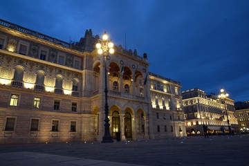 Fototapeta na wymiar Palais du gouvernement de nuit à Trieste 
