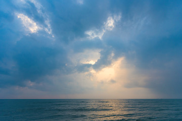 Obraz premium Beautiful sunrise on the sea at Thailand.