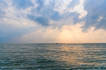 Obraz premium Beautiful sunrise on the sea at Thailand.