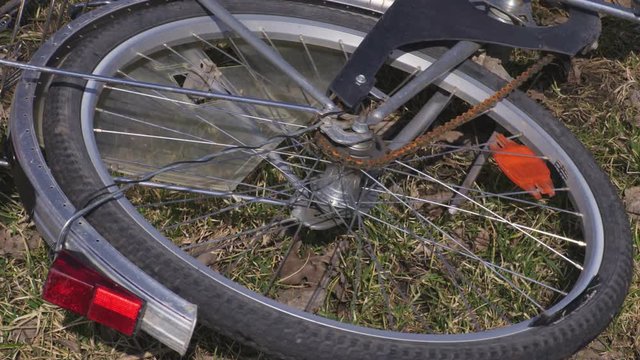 Rotating bicycle wheel
