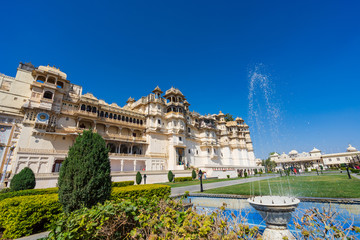 Obraz premium Udaipur city palace in sunny day.