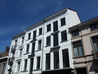 Naklejka premium Urbanes Altbauensemble: Grundsaniert und aufgestockt