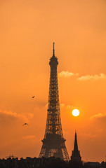 La Torre Eiffel de Paris en atardecer