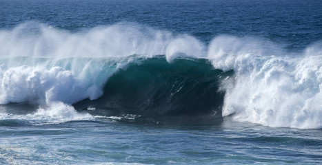 ocean waves breaking