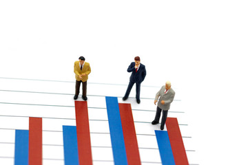 Fototapeta premium Miniatrue people: Businessman looking at the graph. Concept of business.