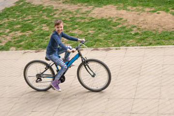 Obraz premium Girl rides a bike