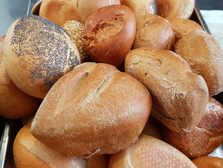 Gemischte Brötchen in einer Auslage 