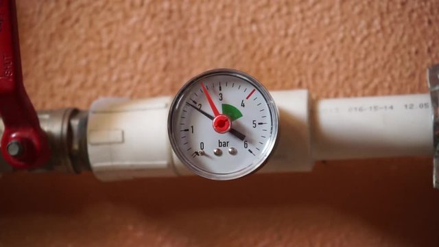 Measuring the change in water pressure by a manometer