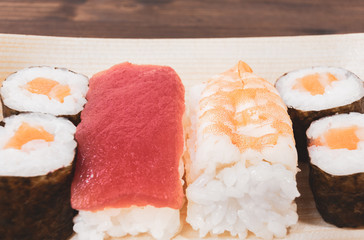 Sushi, a typical Japanese food prepared with a base of rice and various raw fish. To which is added, according to the variants, the nori algae, cheeses and avocados.