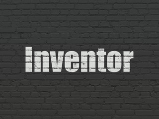 Obraz premium Science concept: Painted white text Inventor on Black Brick wall background