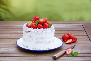 spinach cake with mascarpone cream and strawberry