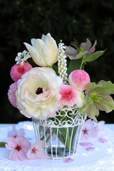 Blumenstrauß aus Frühlingsblumen in Weiß und Pink