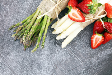 White and green asparagus with strawberries