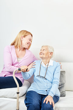 Junge Frau betreut eine Seniorin liebevoll