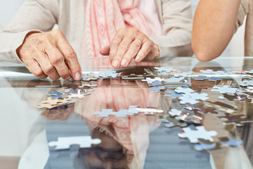 Hände beim Puzzle spielen als Gedächtnistraining