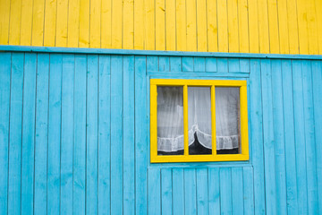 деревянная стена, окно в стене, текстура дерева желто и голубого цвета © per444inka