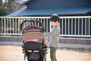 ベビーカーを押す男の子