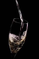 Versare lo spumante nel calice