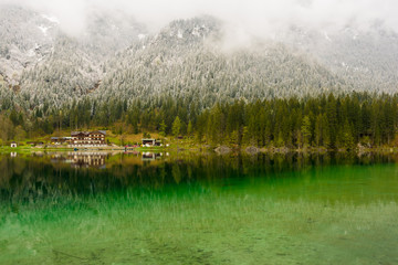Fototapeta premium Wolken und Schnee in den Bergen am Hintersee in Ramsau bei Berchtesgaden