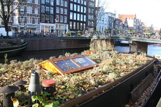 Canal dans le vieil Amsterdam aux Pays-Bas