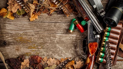 Fototapeten Jagdausrüstung auf dem hölzernen Hintergrund. Jagd-Konzept. © kaninstudio