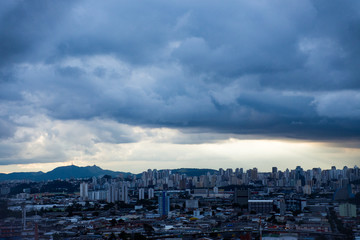 Obraz premium Céu carregado com nuvens escuras, Zona Norte de São Paulo