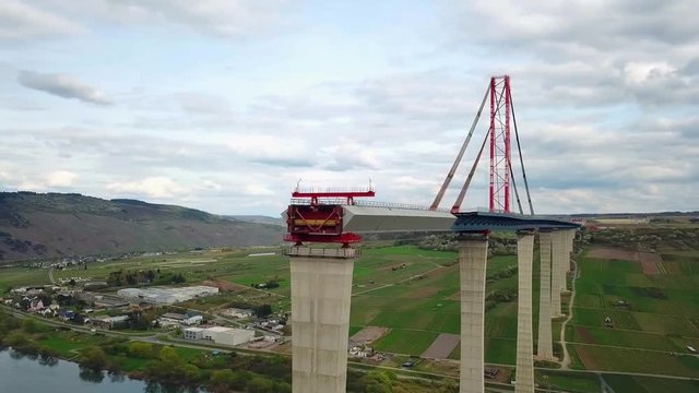 Drohnen aerial video von der Hochmoselbr&uuml;cke Baustelle &uuml;ber den Moseltal Fr&uuml;hjahr  2018    Drohne fliegt &uuml;ber Mosellandschaft Rheinland Pfalz Deutschland 
