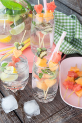 Frisches Getraenk mit Fruchtspiessen