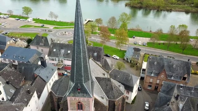 Drohnen Aerial Video &uuml;ber die D&auml;cher von dem Dorf Uerzig an der Mosel umgeben von den Weinbergen Deutschland