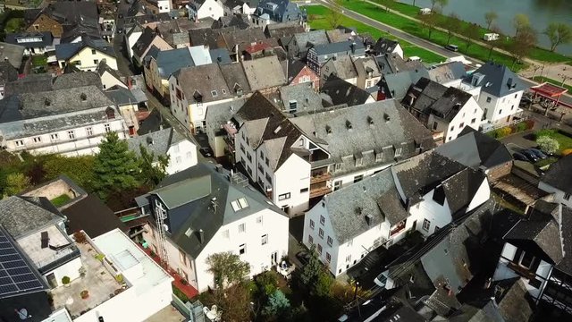 Drohnen Aerial Video &uuml;ber die D&auml;cher von dem Dorf Uerzig an der Mosel umgeben von den Weinbergen Deutschland
