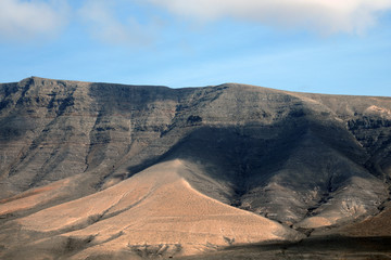 Fototapeta na wymiar mountains of lanzarote