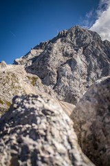 Berggipfel des Mangart in den Julischen Alpen