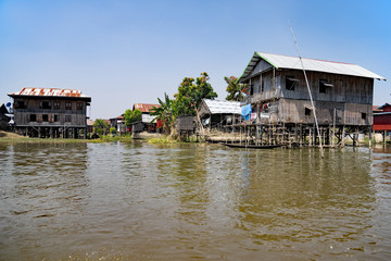 Fototapeta na wymiar Pfahlbauten im Inle See (Myanmar)