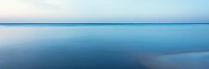 Fotobehang horizontal line of calm sea on the day light © WeźTylkoSpójrz