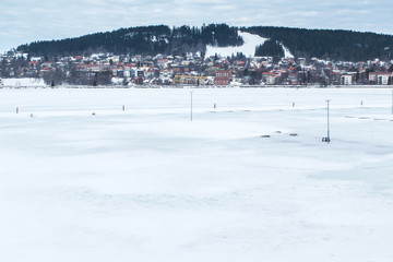 Widok na wyspę Frösö i na zamarzniete jezioro Storsjön w Östersund - obrazy, fototapety, plakaty