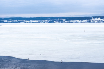 Zamarznięte jezioro Storsjön. Widok z mostu w Östersund.
