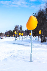 Latarnie przy ścieżce na brzegu jeziora Storsjön w Östersund - obrazy, fototapety, plakaty