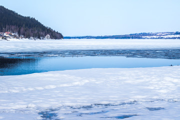 Widok na wyspę Frösö i na zamarznięte jezioro Storsjön w Östersund - obrazy, fototapety, plakaty